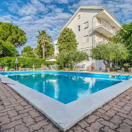 Enticing In With Swimming Pool Apartamento