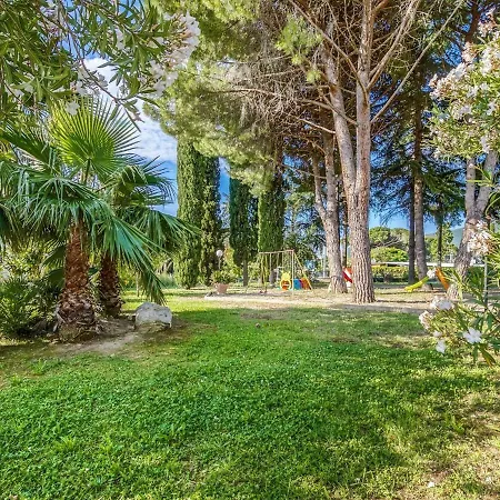 Enticing In With Swimming Pool Apartamento
