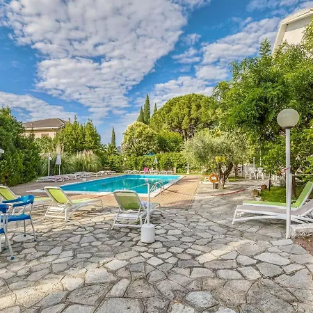 Enticing In With Swimming Pool *