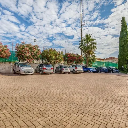 Apartamento Enticing In With Swimming Pool