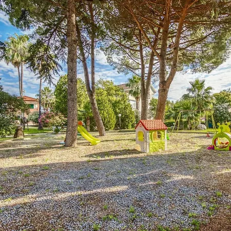 Enticing In With Swimming Pool Apartamento